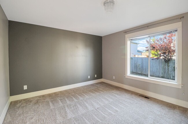 Building Photo - 3 Bed 2 Bath - Bonus Room - Groups - Pet F...