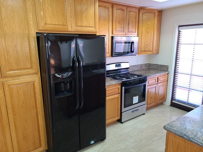 Building Photo - 851 Taft Ave