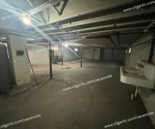 Building Photo - 3 large bedrooms, 1 full bath home in Gary...