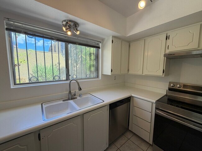 Building Photo - Carry Over Showing: This property has been shown before and will be rented to the first most qual...