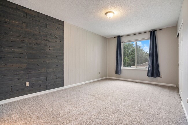 Building Photo - Spacious End Unit in Thornton