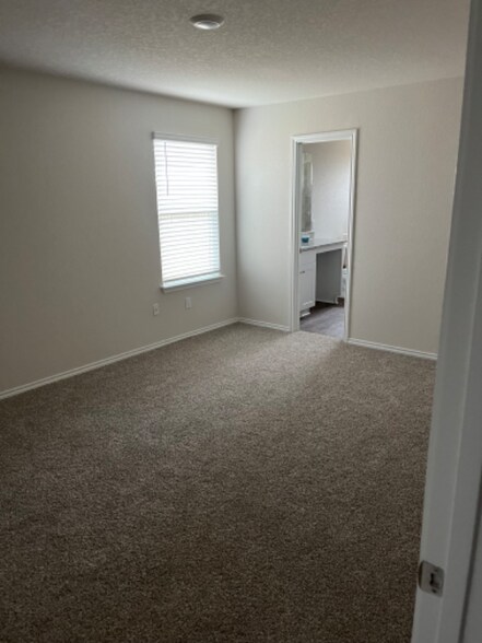 Building Photo - 3103 Lindenwood Wy