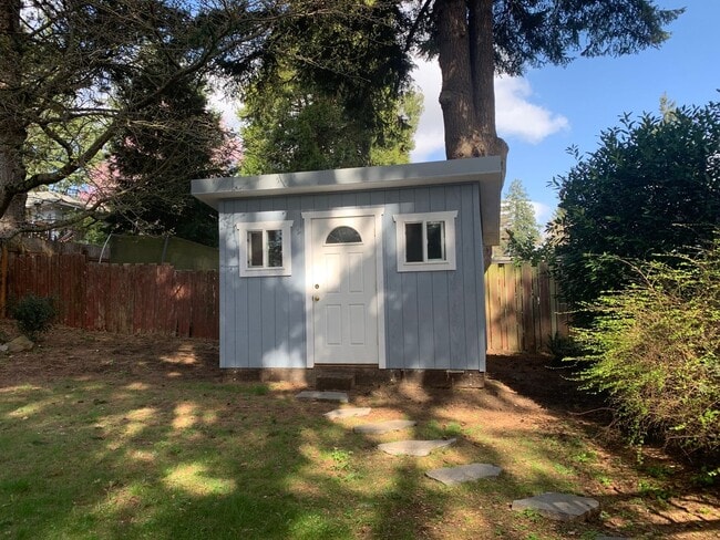 Building Photo - 541 Riverview Dr NW