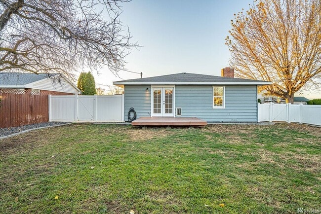 Building Photo - Updated Home W/ Detached Garage