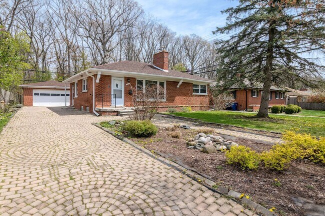 Building Photo - 1427 Woodland Dr