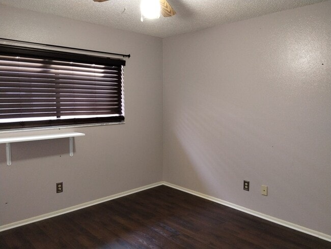 Building Photo - Spacious 3 Bedroom / 2 Bath Home with 2-Car Garage on Nearly ¼ Acre – Spring Hill Area