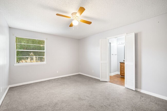 Building Photo - Affordable 3/2 in the Heart of Town And Co...