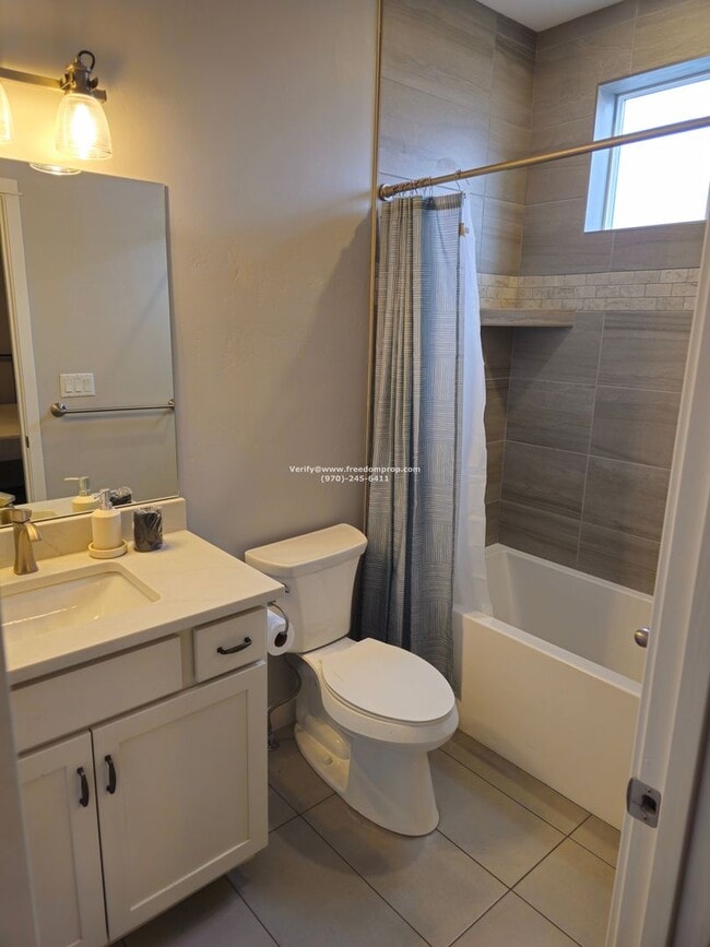 Building Photo - Beautiful Furnished 2bed 2.5 bath Townhome...