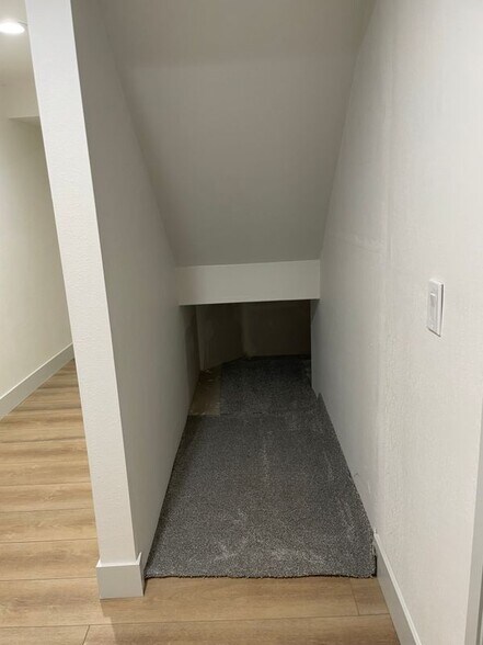 Building Photo - 1413 W Valley Dr