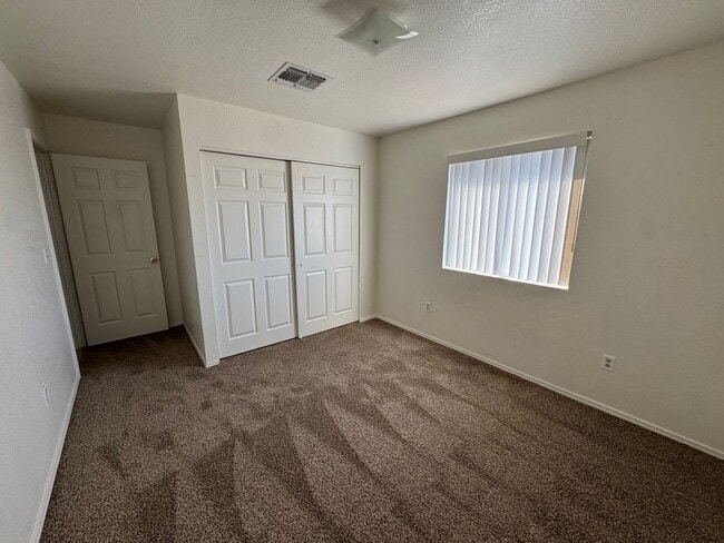 Building Photo - 3BR Duplex with gated yard and Garage