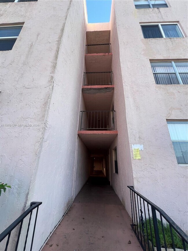 Building Photo - 2851 Somerset Dr