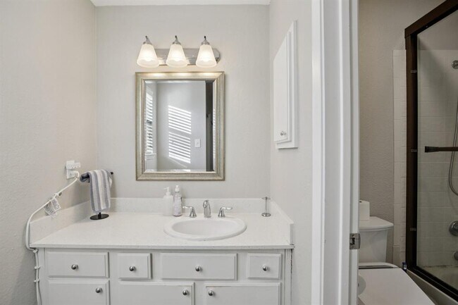 Building Photo - 807 W 25th St