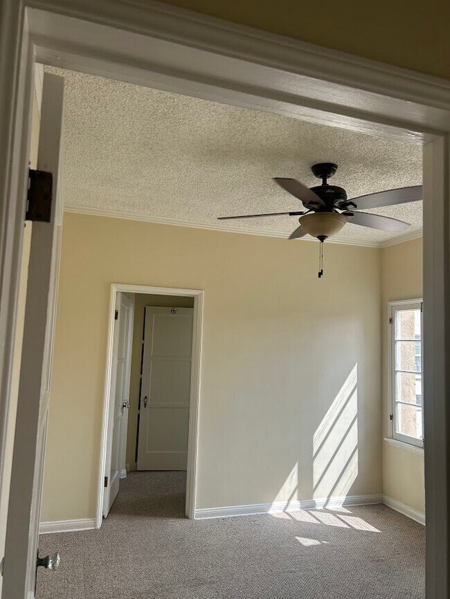 Building Photo - 1062 Masselin Ave