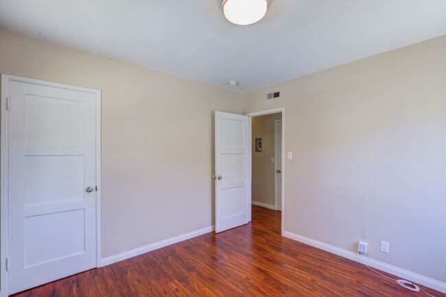 Building Photo - 1154 S Plymouth Blvd