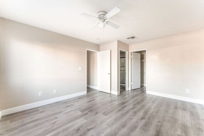 Building Photo - Stylish & Cozy Home with Fireplace in Gated Community!