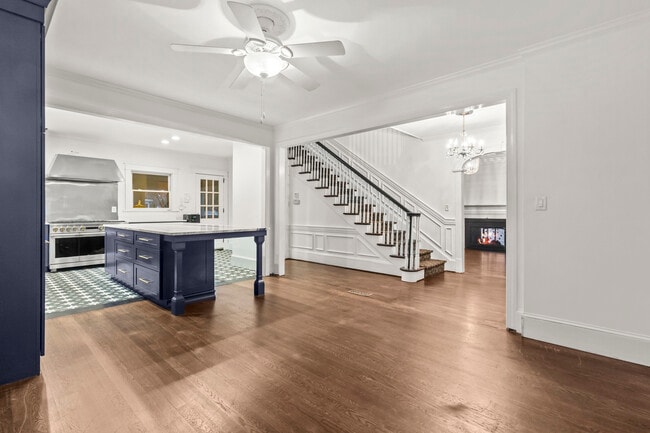 Building Photo - 1502 Tryon Rd