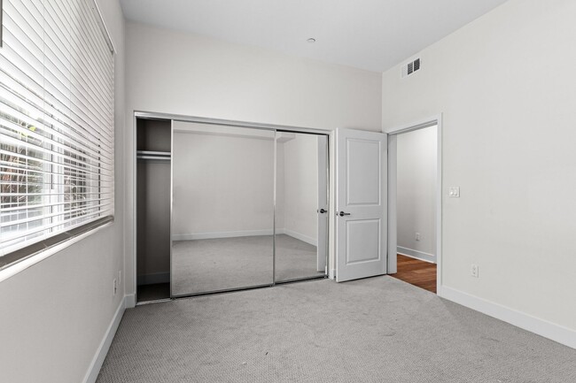 Building Photo - Stunning Modern Luxury 3BD/2BA Condo in Ma...