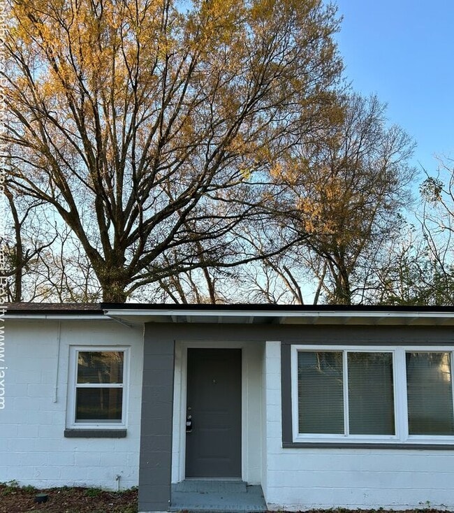 Building Photo - Beautiful 5 Bedroom Home With Modern Updates Throughout