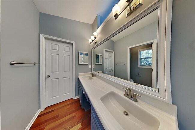 Building Photo - 1012 Fairmont Park Dr