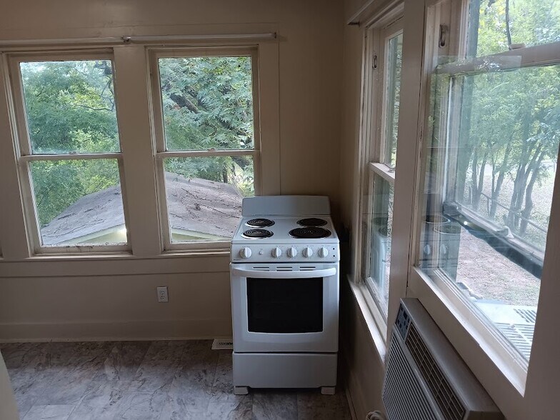 Building Photo - 112 E Nelson St