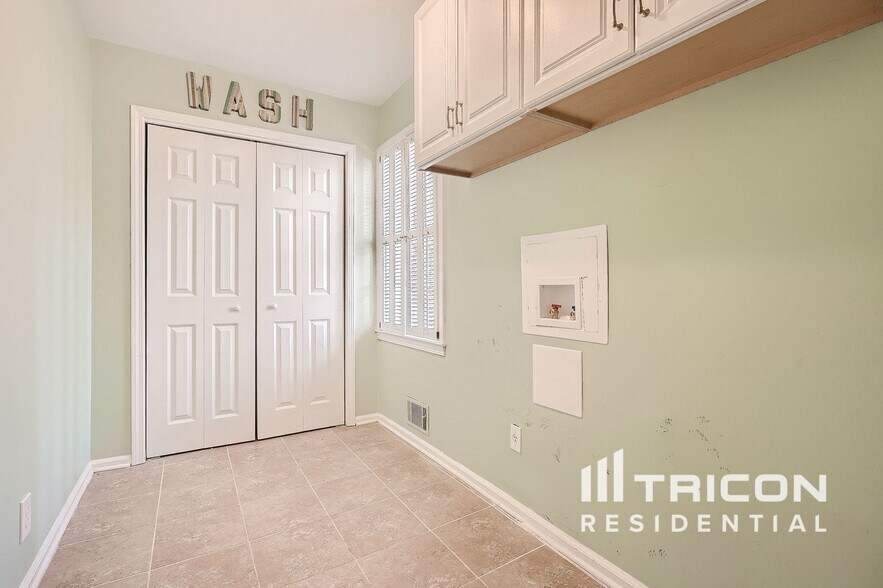 Building Photo - 9400 N Lake Dr