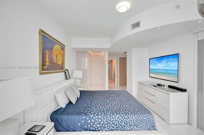 Building Photo - 17121 Collins Ave