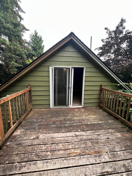 Private deck - 6909 NE 72nd Ave