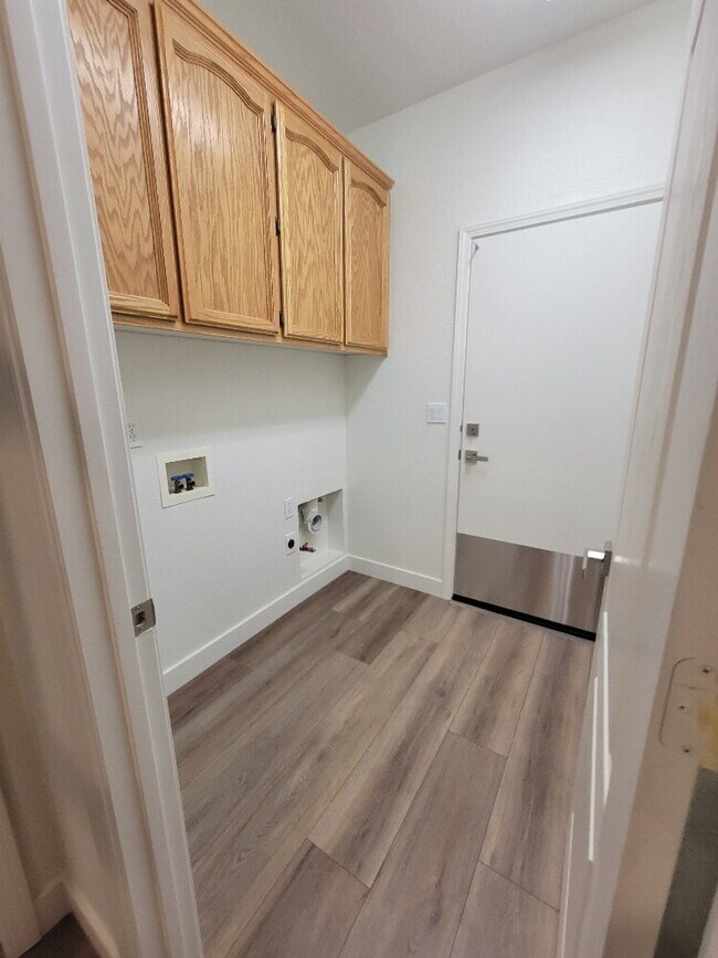 Building Photo - Modern 3-Bedroom, 2-Bathroom Home with Ope...