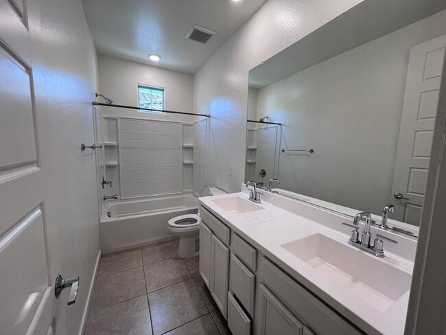 Building Photo - 1152 E Newland Dr