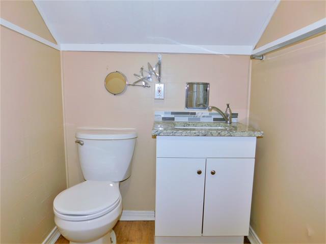 Building Photo - 216 Maple St