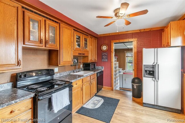Building Photo - 21371 Hillcrest St