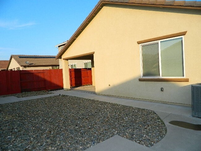 Building Photo - Beautiful home located in Vineyard Pointe Village