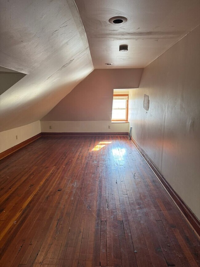 Building Photo - 4 bedroom, 1 bath, 3 story half double house