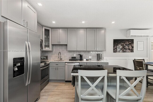 Building Photo - 4561 Poinciana St