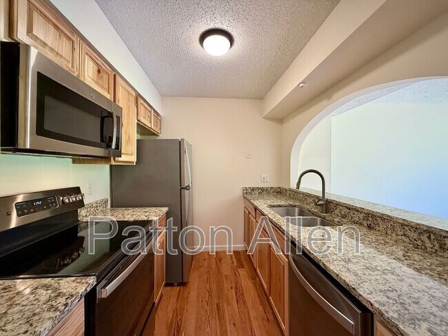 Building Photo - 2 Dawnwood Cir