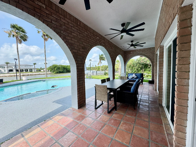 Building Photo - 709 Avenida Escandon