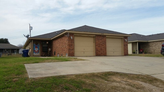 Building Photo - 1814 S FM 116