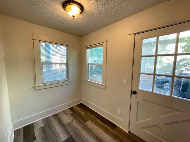 Building Photo - Charming 1920s Bungalow in Montavilla, Washer and Dryer Included!