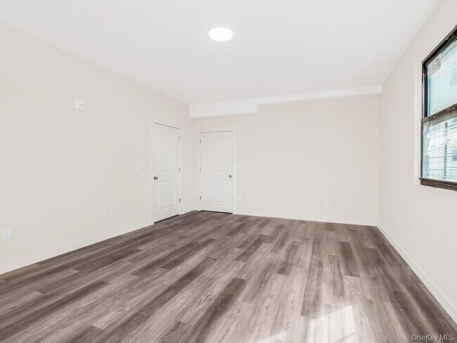 Building Photo - 409 Warburton Ave