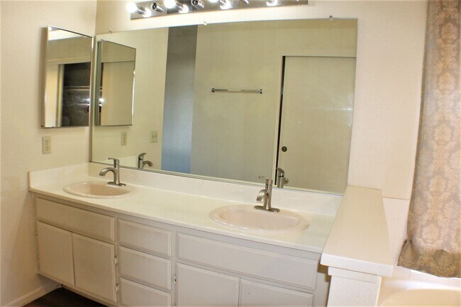 Building Photo - 25740 Rosebay Ct