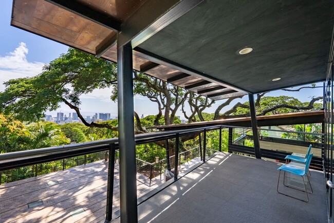 Building Photo - Tantalus Glass House: Modern Luxury with S...