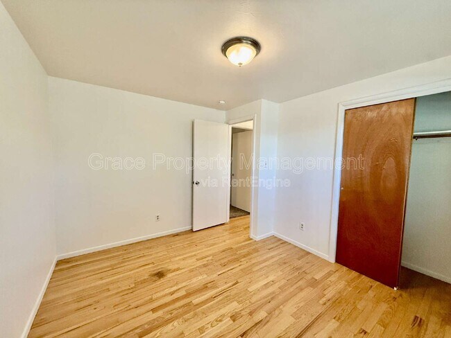 Building Photo - 1125 W 8th Ave Dr