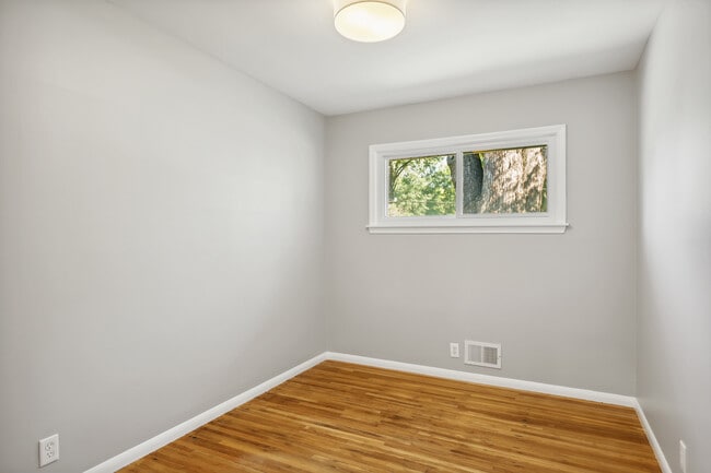 Building Photo - 10003 Crestridge Dr