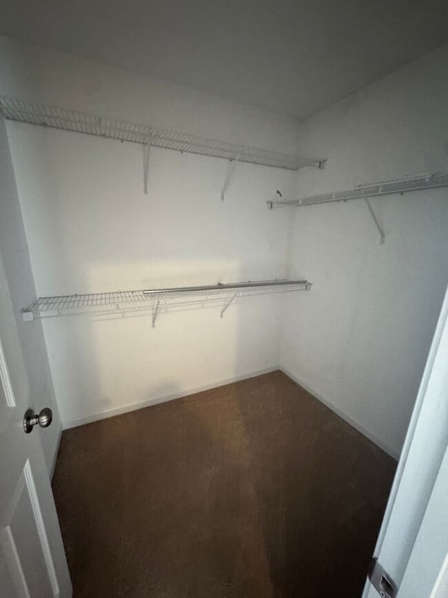 Building Photo - 3 bedroom townhome available for immediate move in!