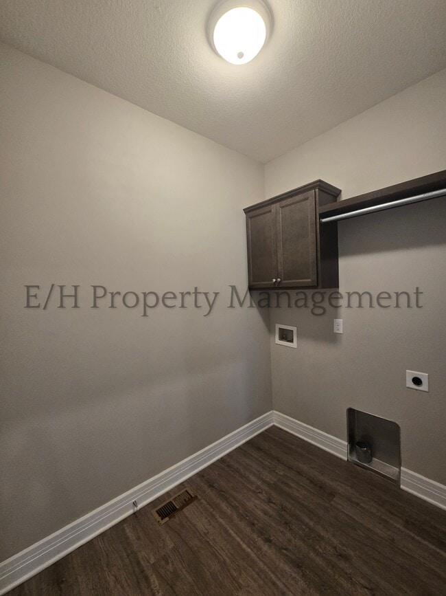 Building Photo - 2220 E Village Estates Dr