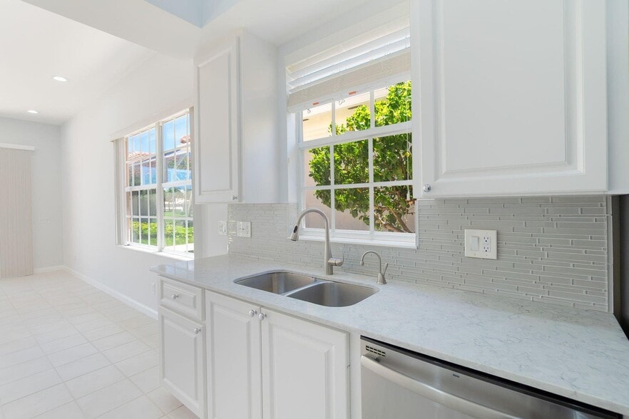 Building Photo - 4786 Blossom Dr
