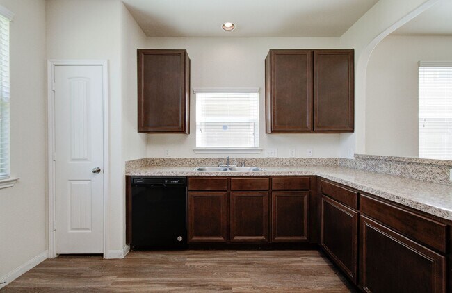 Building Photo - Open Layout & Large Backyard in Houston’s Evergreen Villas – 3 Beds, 2½ Baths