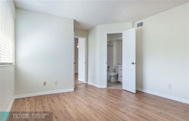 Building Photo - 417 Vista Isles Dr