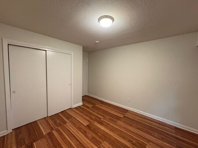Building Photo - Spacious 4 Bed 2.5 bath Home Close to Fort...
