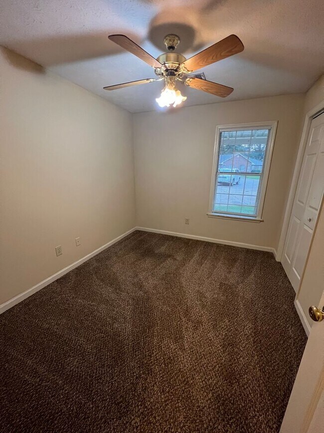 Building Photo - Duplex Close To Campus!